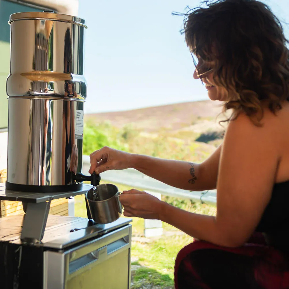 Draagbare waterfilter onderweg in de natuur — outdoor en survival