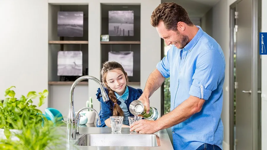 Glas met gefilterd kraanwater in een Nederlandse keuken