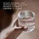 Hand houdt glas helder gefilterd water vast, gemineraliseerd met magnesium
