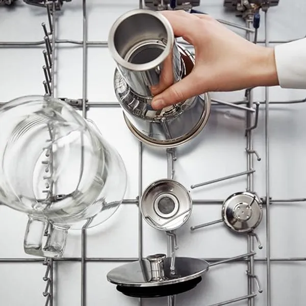 Alle onderdelen van de Aarke Purifier in de vaatwasser: glazen kan, RVS-filter en deksel