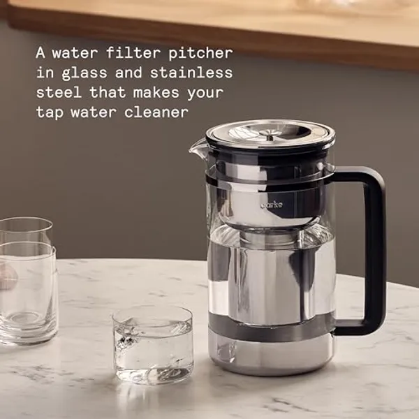 Aarke Purifier Large waterfilterkan van glas en roestvrij staal op aanrecht met glazen