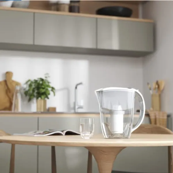 AQUAPHOR Prestige waterfilterkan op keukentafel met glas gefilterd water