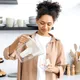 AQUAPHOR Smile waterfilterkan in gebruik — water inschenken in glas in keuken