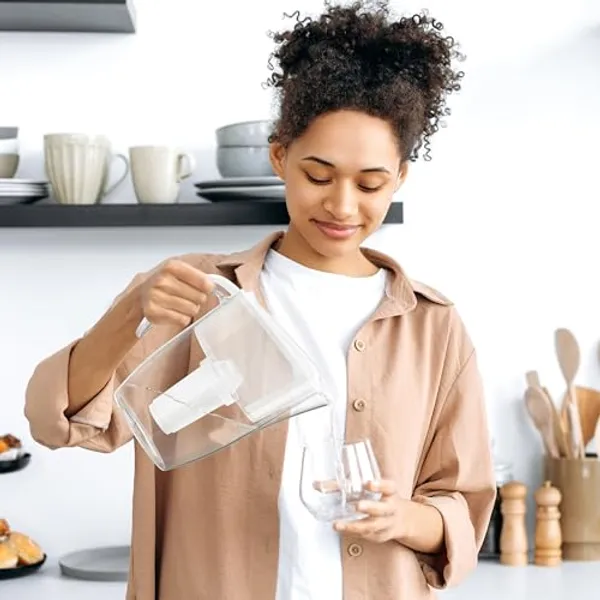 AQUAPHOR Smile waterfilterkan in gebruik — water inschenken in glas in keuken