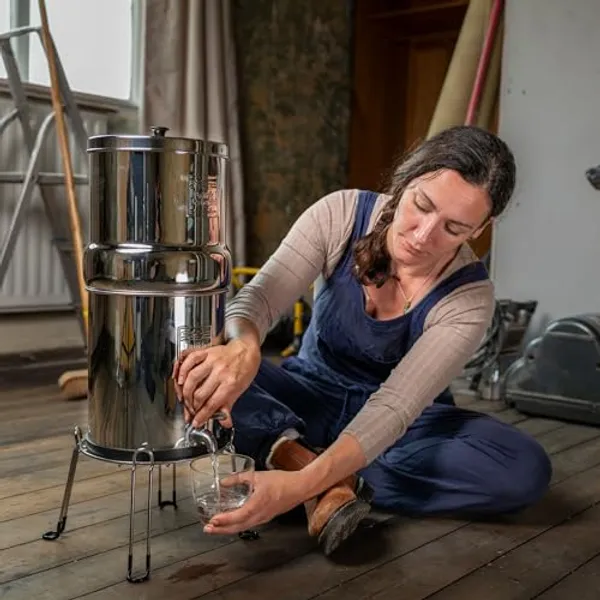 Vrouw tapt water uit British Berkefeld waterfilter