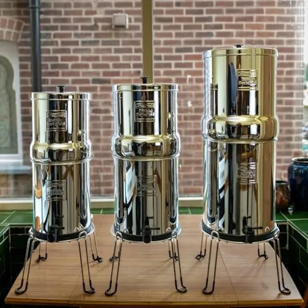 Drie British Berkefeld modellen naast elkaar: 6L, 8.5L en 12L