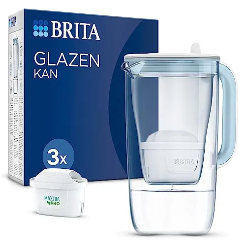 Glazen waterfilterkan op een lichte keukentafel met gefilterd water