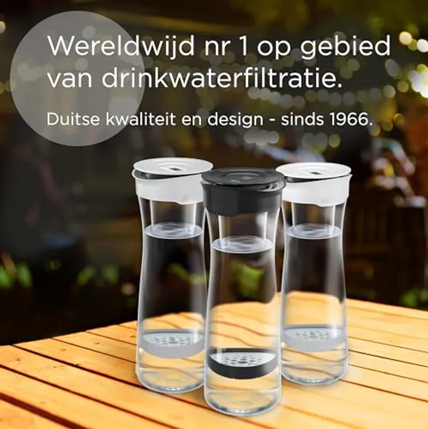 Drie BRITA karaffen in verschillende kleuren op tafel, tekst over wereldwijd nummer 1 in drinkwaterfiltratie