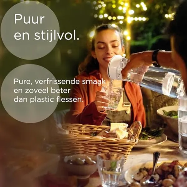 Vrouw schenkt water uit BRITA karaf tijdens diner, tekst over pure verfrissende smaak