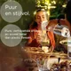Vrouw schenkt water uit BRITA karaf tijdens diner, tekst over pure verfrissende smaak