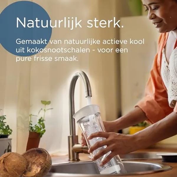 Vrouw vult BRITA karaf bij de kraan, tekst over actieve koolstof uit kokosnootschalen