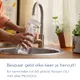 Vrouw vult BRITA karaf bij keukenkraan, tekst over besparing op plastic flessen
