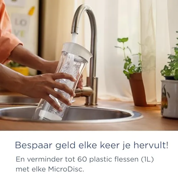 Vrouw vult BRITA karaf bij keukenkraan, tekst over besparing op plastic flessen