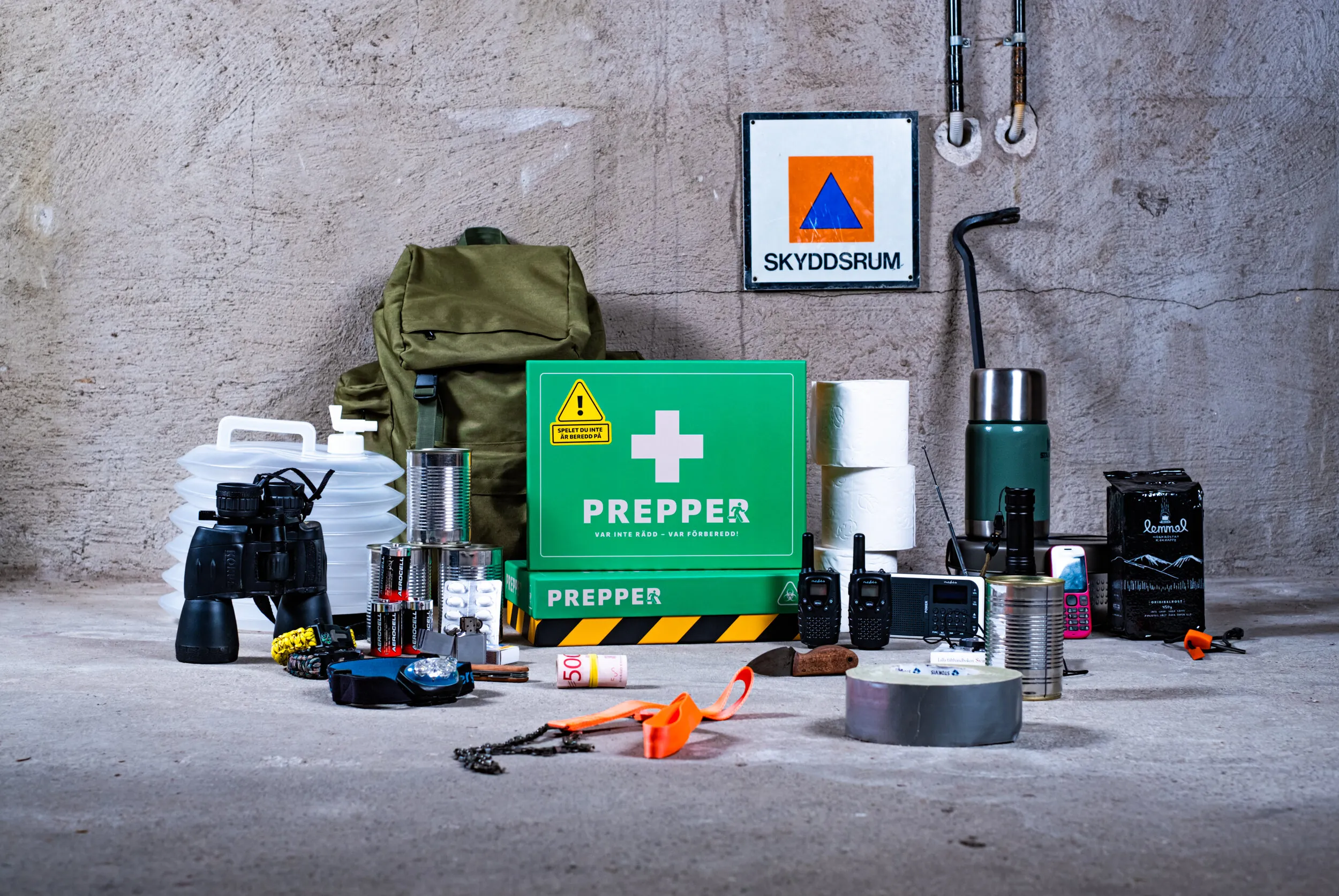 Noodpakket met waterfilter, drinkwaterflessen en survival-uitrusting