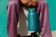 LifeStraw Go RVS 1 liter vastgehouden tijdens wandeling