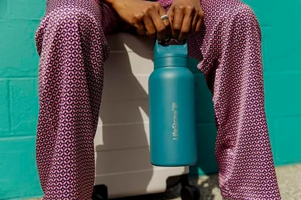 LifeStraw Go RVS 1 liter vastgehouden tijdens wandeling