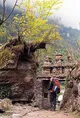Backpacker drinkt uit Sawyer Squeeze filter tijdens trekking in Nepal