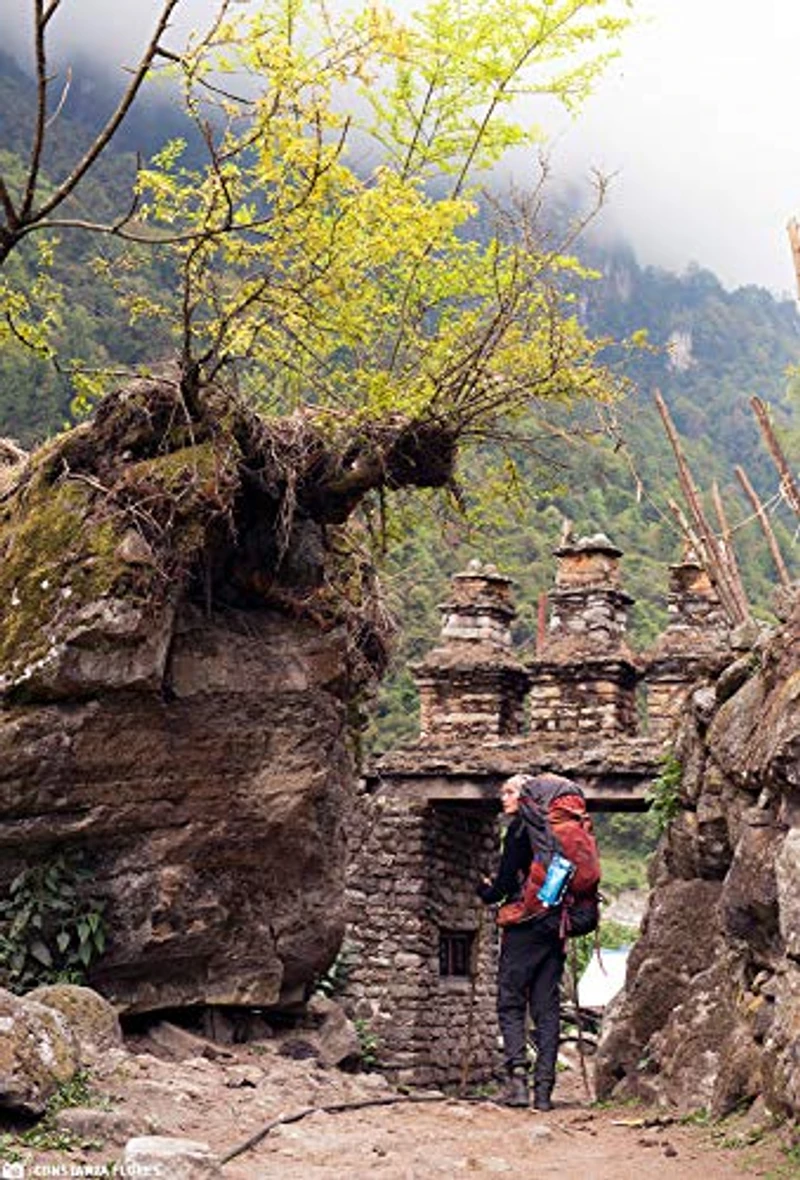 Backpacker drinkt uit Sawyer Squeeze filter tijdens trekking in Nepal
