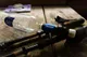 Sawyer Squeeze filter bevestigd op Smartwater PET-fles op houten tafel