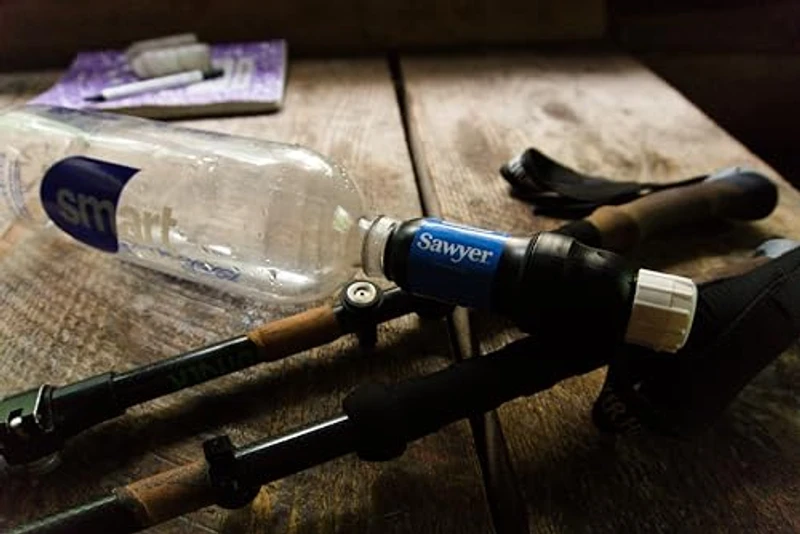 Sawyer Squeeze filter bevestigd op Smartwater PET-fles op houten tafel