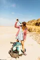 Hiker drinkt gefilterd water met Sawyer Squeeze filter op het strand
