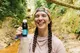 Hiker toont Sawyer Squeeze filter met knijpzak bij een beek in de jungle