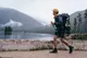 Backpacker met Sawyer Squeeze aan rugzak lopend langs een bergmeer