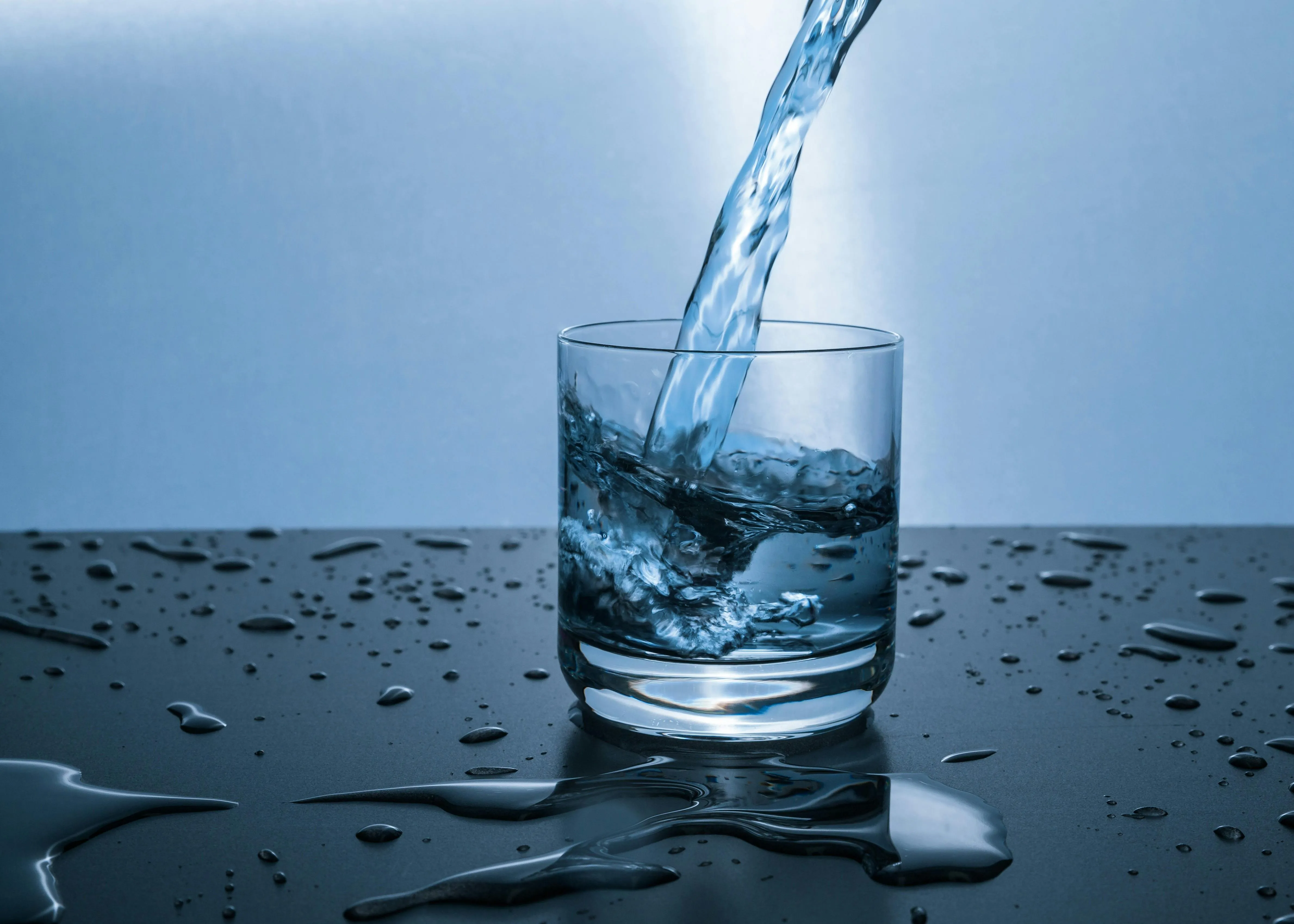 Glas met gefilterd water — voordelen van een waterfilter thuis