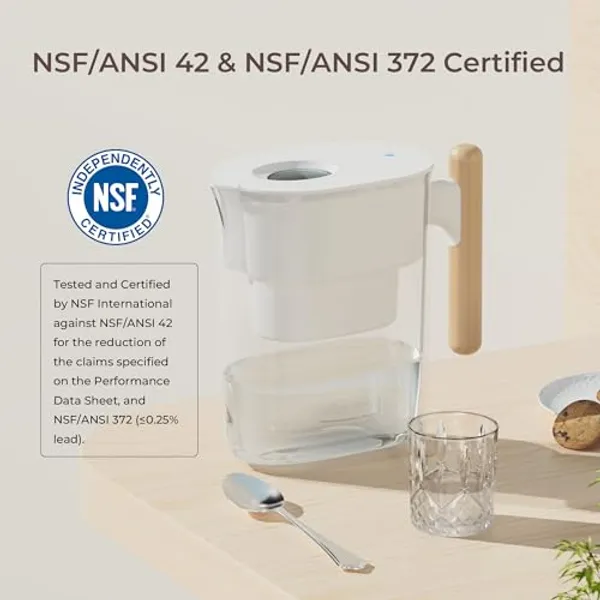 Waterdrop Chubby met NSF ANSI 42 en 372 certificering naast gevuld waterglas
