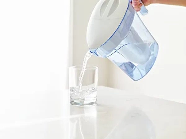 ZeroWater 1,7 liter filterkan schenkt gefilterd water in een glas