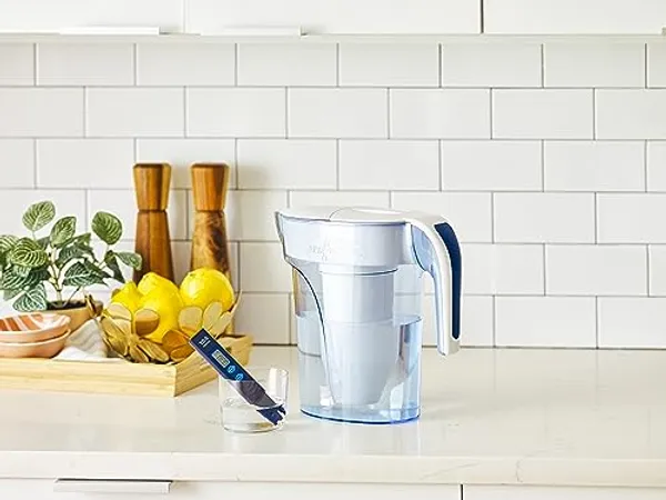 ZeroWater 1,7 liter waterfilterkan op aanrecht met TDS-meter en glas gefilterd water