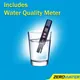 Meegeleverde TDS-meter in glas water voor het meten van waterkwaliteit
