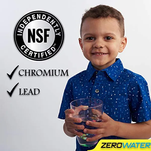 Kind met glas gefilterd water en NSF certificering voor chroom en lood