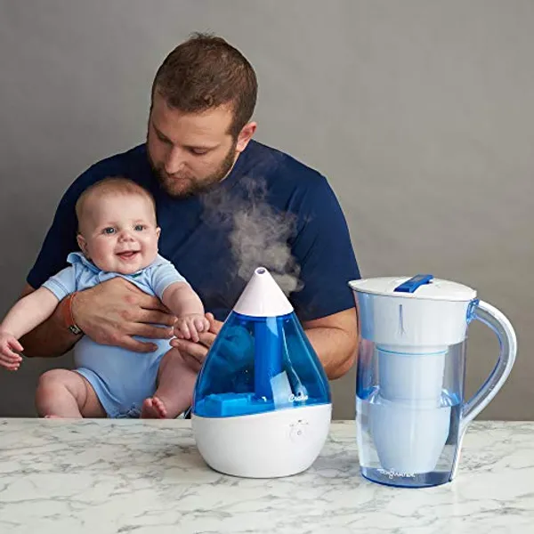 Vader met baby naast ZeroWater ronde kan en luchtbevochtiger op aanrecht